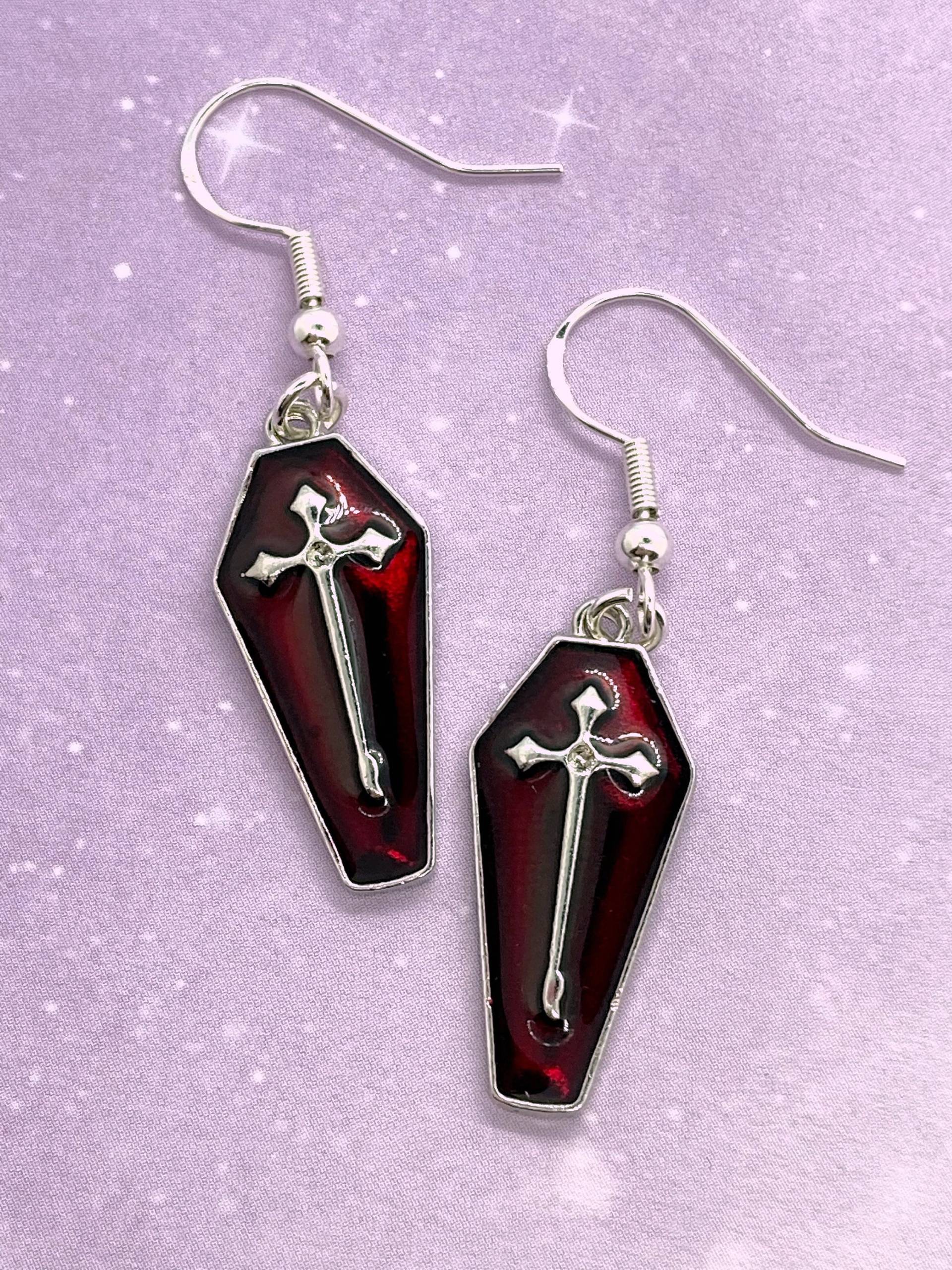 Sargtropfen Ohrringe | Vampircore Gothic Witchy Mode Accessoire Hyperallergener Schmuck Mit Piercing Und Clip-On Option Verfügbar Sargtropfen Ohrringe | Vampircore Gothic Witchy Mode Accessoire Hyperallergener Schmuck Mit Piercing Und Clip-On Option Verfügbar von lunarluxcraft