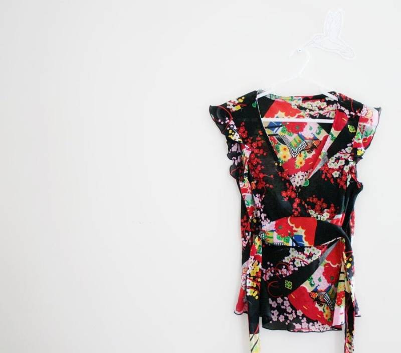 Retro-Look Rot Und Schwarz Abstrakte Blumen Flora Muster V-Ausschnitt Schärpe Taille Tops Größe Xs, S Retro-Look Rot Und Schwarz Abstrakte Blumen Flora Muster V-Ausschnitt Schärpe Taille Tops Größe Xs, S von lunlalunla