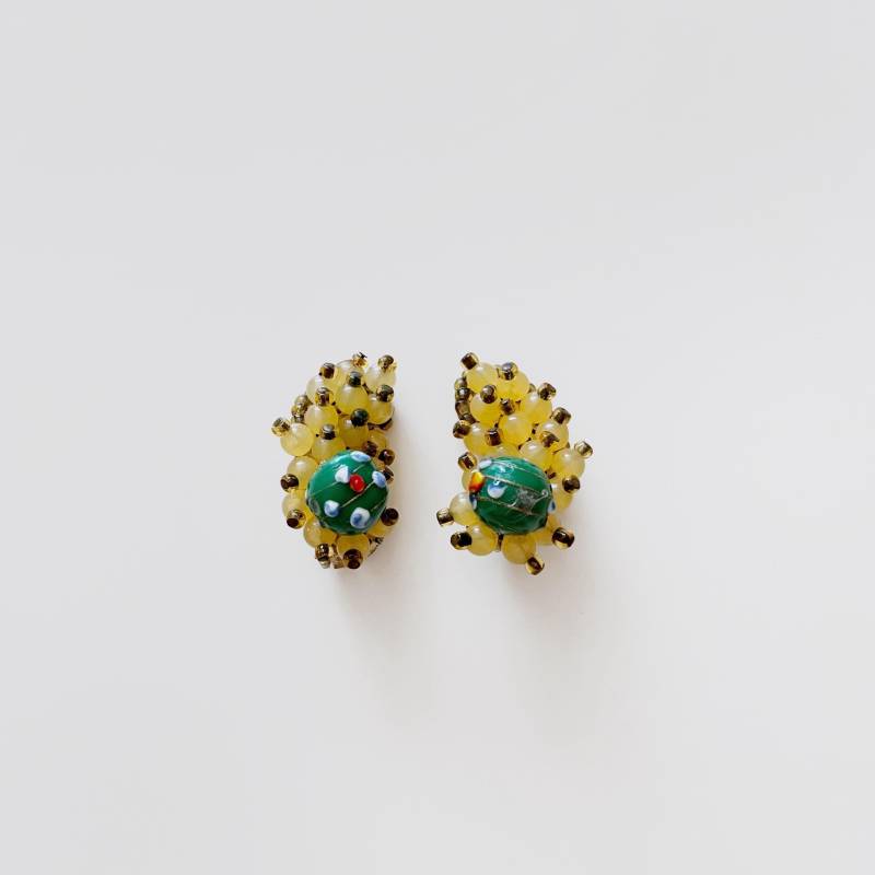 Große Vintage Mid Century Hobe Perlen Glas Ohrclips Grün Creme Halbmondform von luola