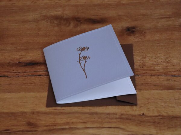 luscinia Handbedruckte Stoff-Grußkarte "Braune Blume" mit Briefumschlag von luscinia