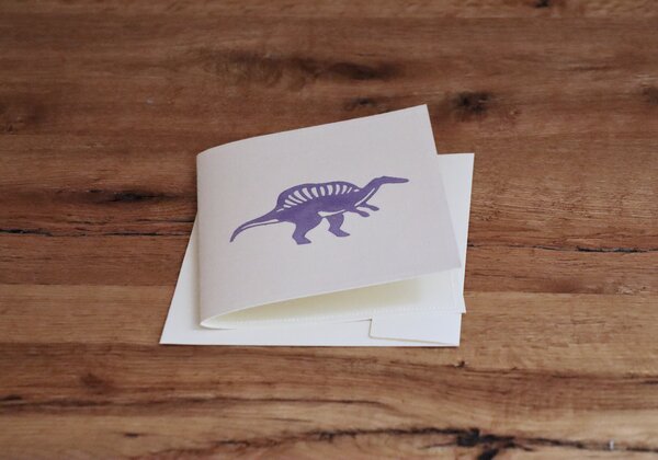 luscinia Handbedruckte Stoff-Grußkarte "Dinosaurier Lila" mit Briefumschlag von luscinia