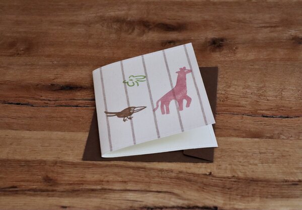 luscinia Handbedruckte Stoff-Grußkarte "Giraffe und Rabe" mit Briefumschlag von luscinia