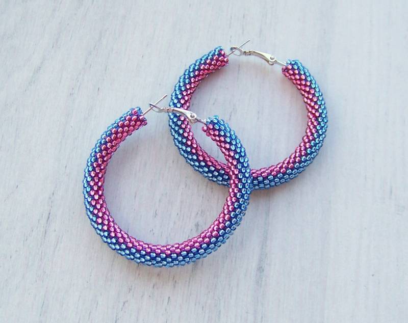 Perlen-Creolen in Glänzendem Blau Und Rosa - Schlangen-Perlen-Häkelohrringe Perlen-Rocailles-Perlen. Bunte Ohrringe Große Moderne von lutita