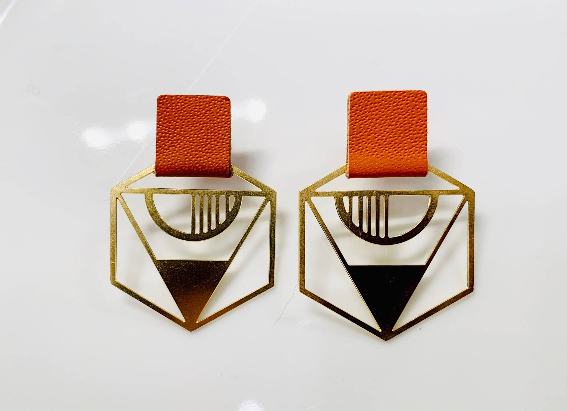 Art Deco Hexagon Ohrringe - The Alice Ohrring Gebranntes Orangefarbenes Leder, Messinganhänger, Ultraleichte, Hypoallergene Art Deco Hexagon Ohrringe - The Alice Ohrring Gebranntes Orangefarbenes Leder, Messinganhänger, Ultraleichte, Hypoallergene von luxandknox