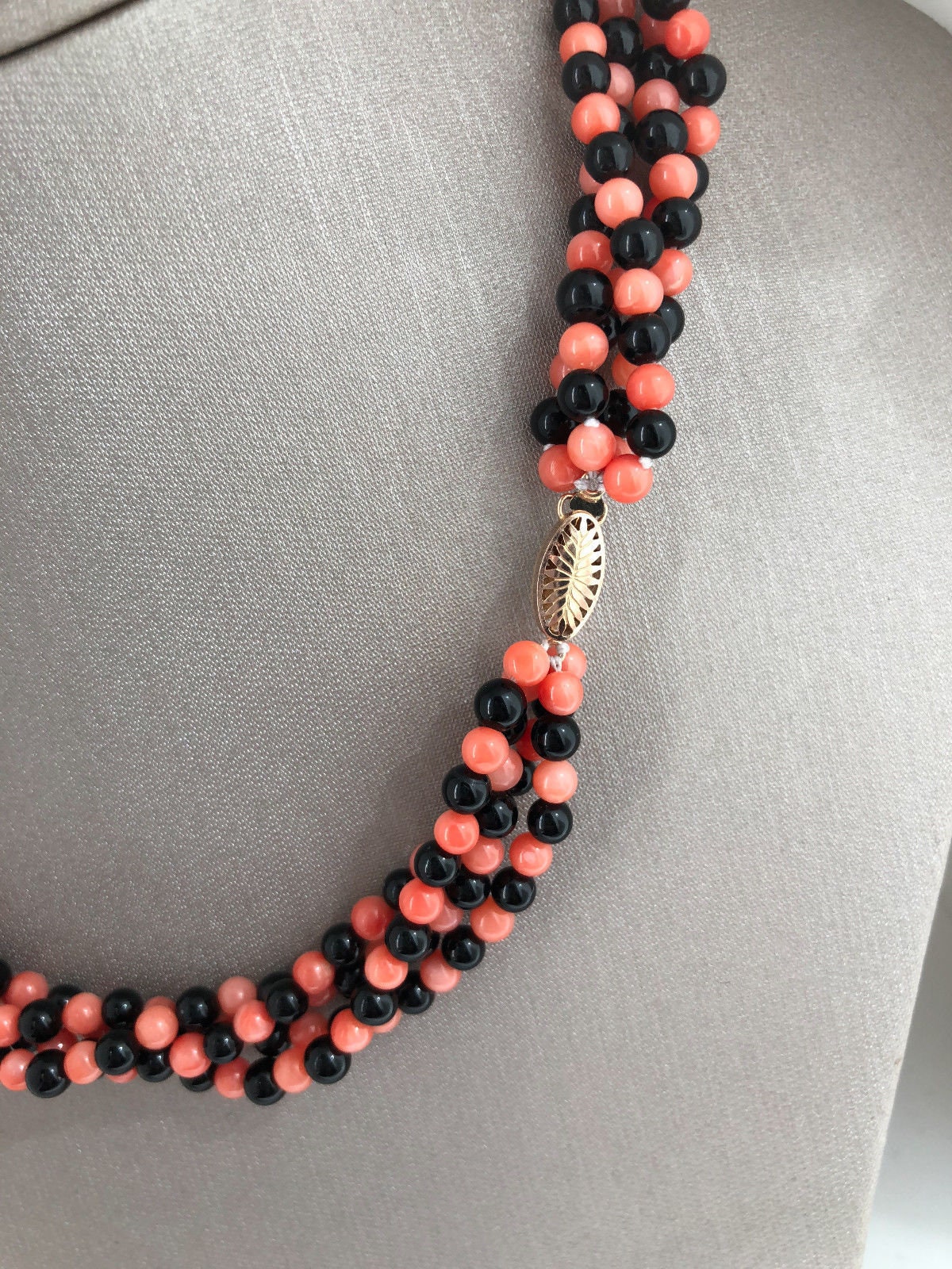 14Kyg Multi Strand Onyx & Coral Perlen Halskette 16 "Lang 14Kyg Multi Strand Onyx & Coral Perlen Halskette 16 "Lang von luxurySFjewelry