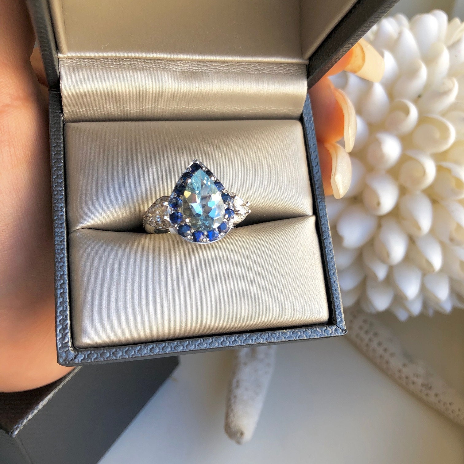 Aquamarin Saphir Halo Und Diamant Akzent Verlobungsring Auf Massivem 14K Gold Aquamarin Saphir Halo Und Diamant Akzent Verlobungsring Auf Massivem 14K Gold von luxurySFjewelry