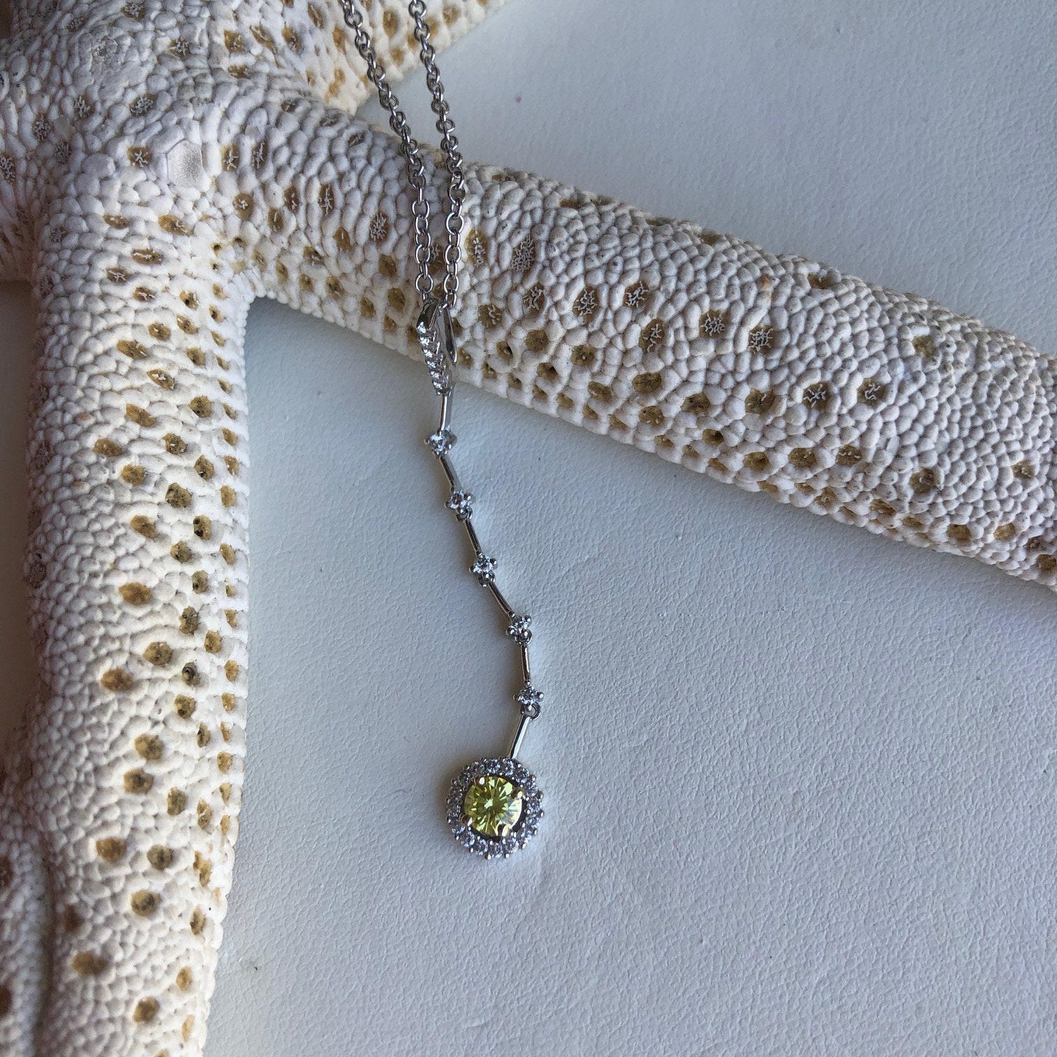 Ausgefallener Gelber Diamond Drop Halo Anhänger Aus 750Er Weißgold Ausgefallener Gelber Diamond Drop Halo Anhänger Aus 750Er Weißgold von luxurySFjewelry