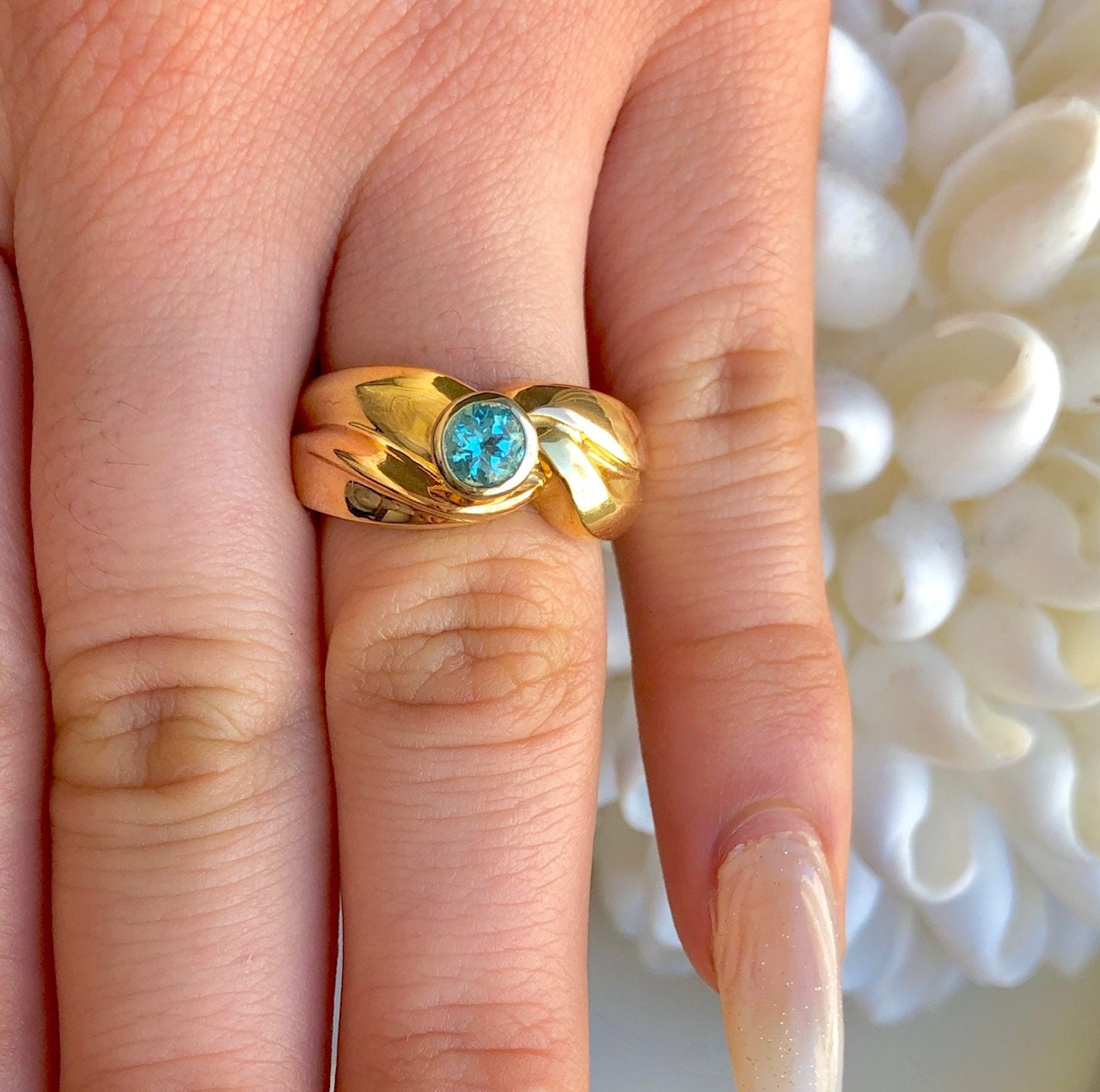 Blaue Runde Apatit Kristallring Mit Dicken Massiven 18 K Gelbgold Band Akzent Blaue Runde Apatit Kristallring Mit Dicken Massiven 18 K Gelbgold Band Akzent von luxurySFjewelry