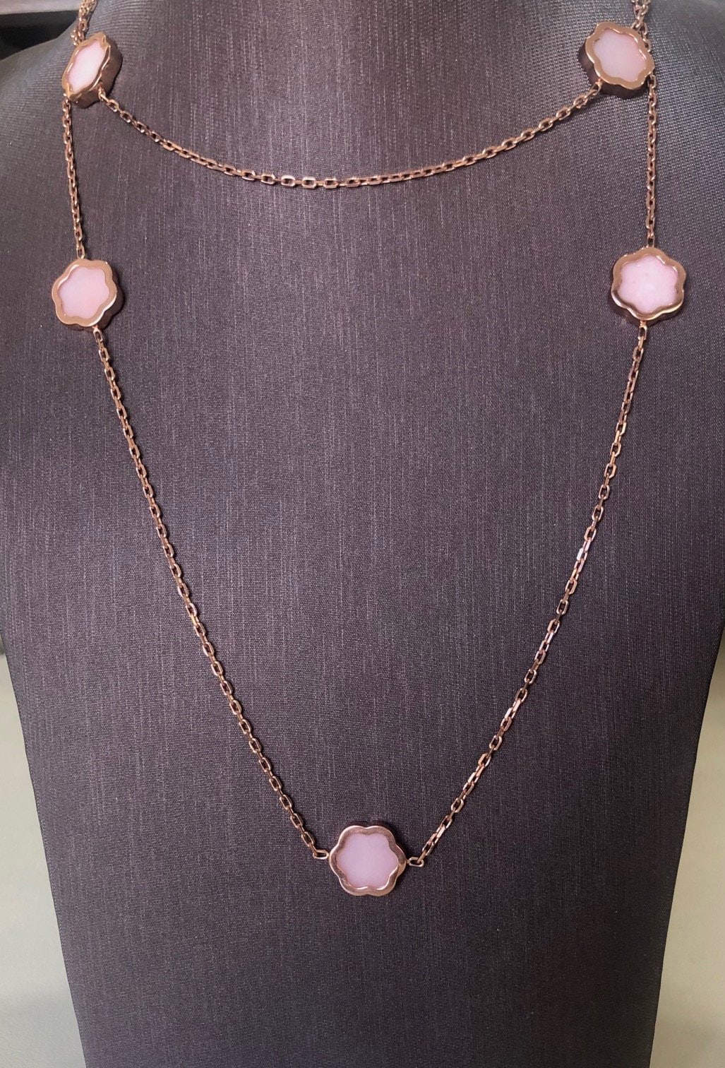 Daniella Kollektion Rosa Opal-Blumen-Anhänger An Einer Langen Kette Rose Gold Daniella Kollektion Rosa Opal-Blumen-Anhänger An Einer Langen Kette Rose Gold von luxurySFjewelry