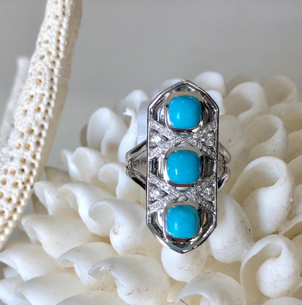 Dornröschen Türkis Ring 18K Weißgold Diamant Akzent Dornröschen Türkis Ring 18K Weißgold Diamant Akzent von luxurySFjewelry