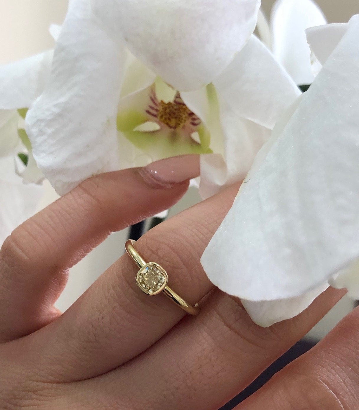 Gelber Diamant Als Ring 0.53 Ct Im Kissenschliff, 18K Gold Solitaire Gelber Diamant Als Ring 0.53 Ct Im Kissenschliff, 18K Gold Solitaire von luxurySFjewelry