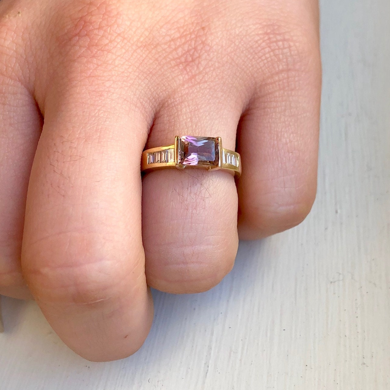 Jahrgang Massiv 14K Gelb Gold Pink Turmalin Und Diamant Baguette Engagement Ring Größe 6 Jahrgang Massiv 14K Gelb Gold Pink Turmalin Und Diamant Baguette Engagement Ring Größe 6 von luxurySFjewelry