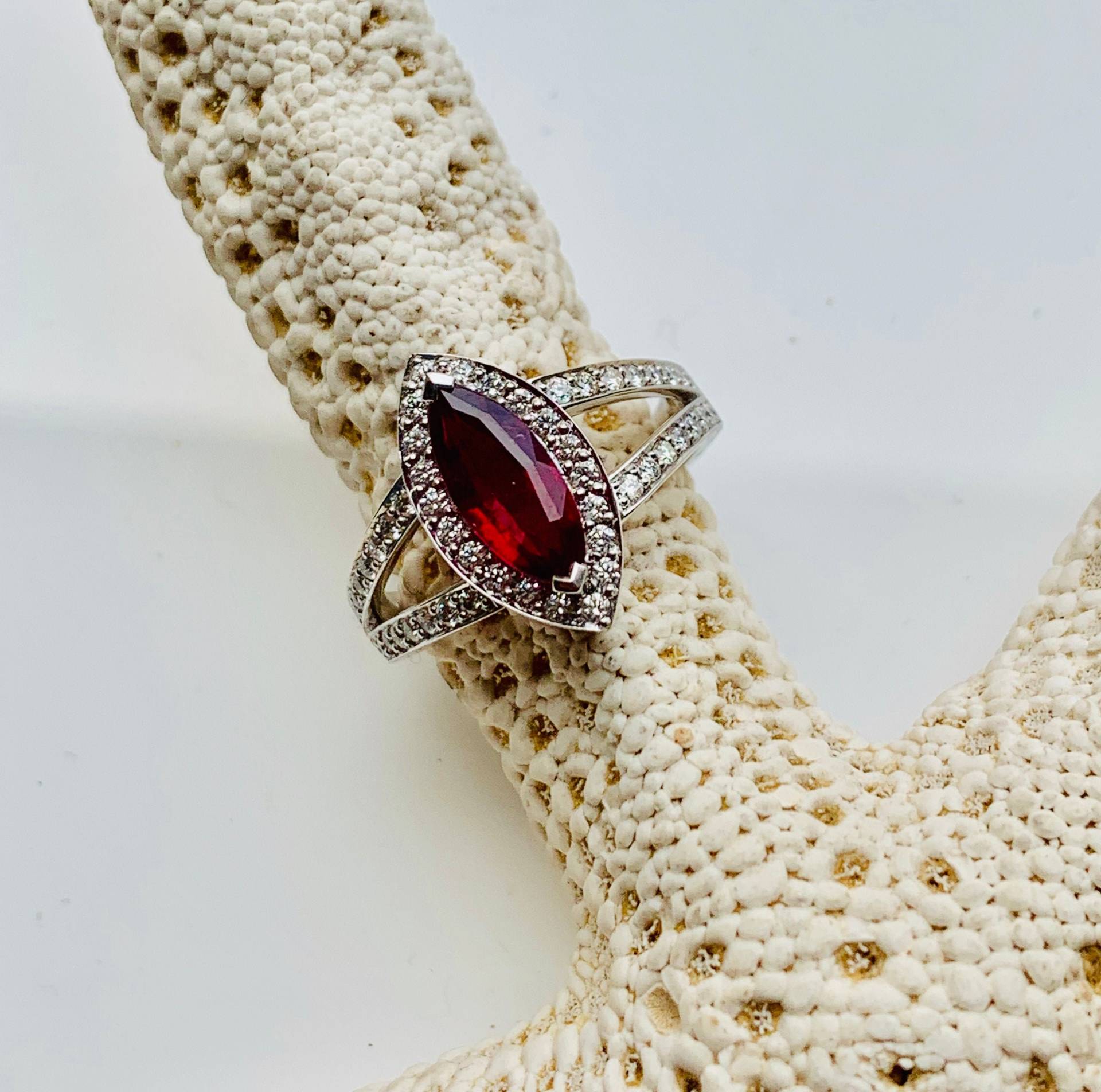 Markise Geformte, 1, 23Ct Tourmaline in Feinem Diamanten Und 18K Weißer Goldring Markise Geformte, 1, 23Ct Tourmaline in Feinem Diamanten Und 18K Weißer Goldring von luxurySFjewelry