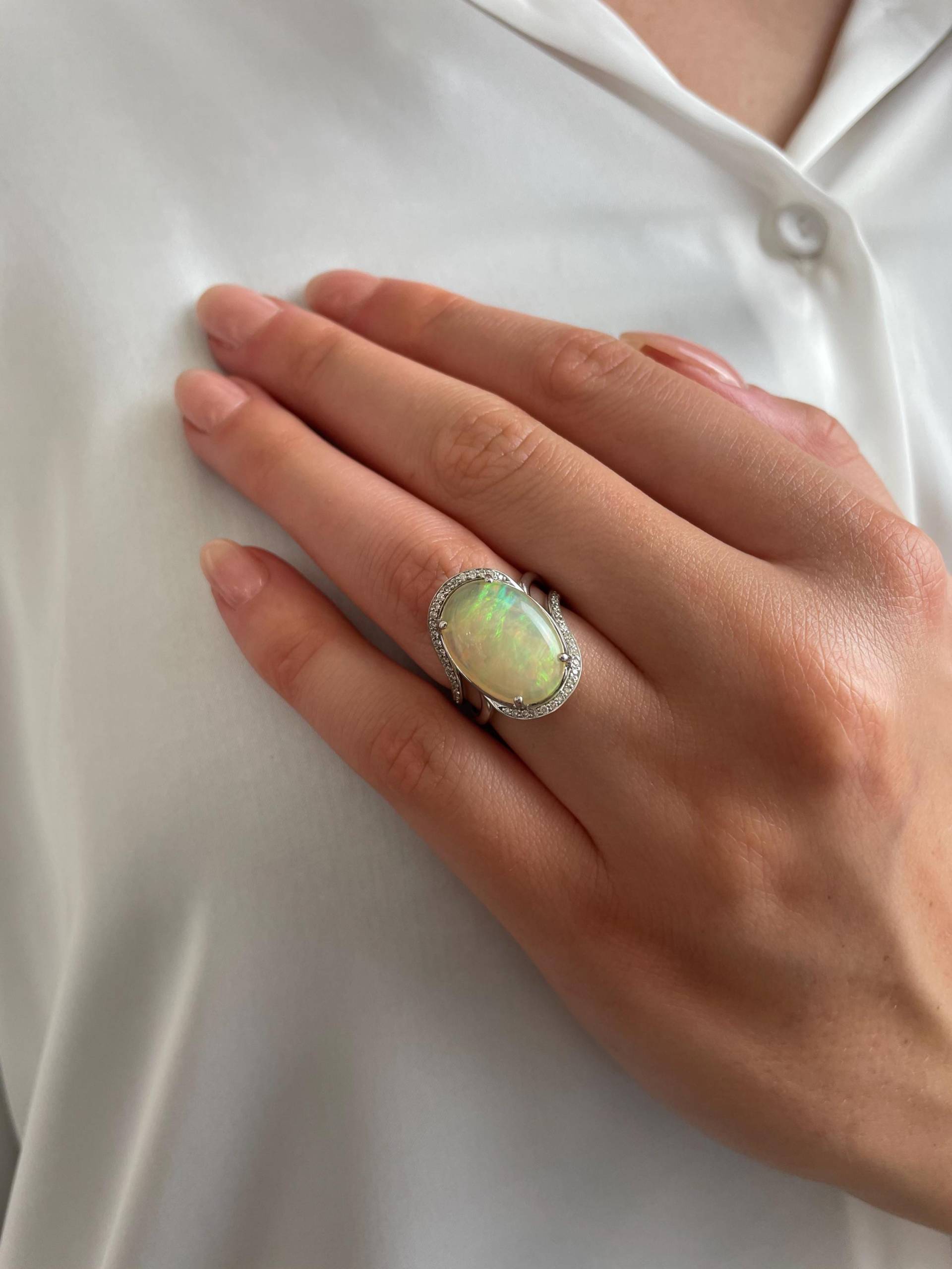 Ovaler Cabochon Opal Ring Eingefasst in Diamant Halo Und 14K Weißgoldring Ovaler Cabochon Opal Ring Eingefasst in Diamant Halo Und 14K Weißgoldring von luxurySFjewelry