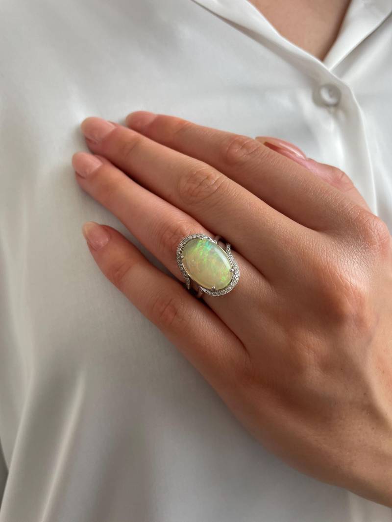 Ovaler Cabochon Opal Ring Eingefasst in Diamant Halo Und 14K Weißgoldring von luxurySFjewelry