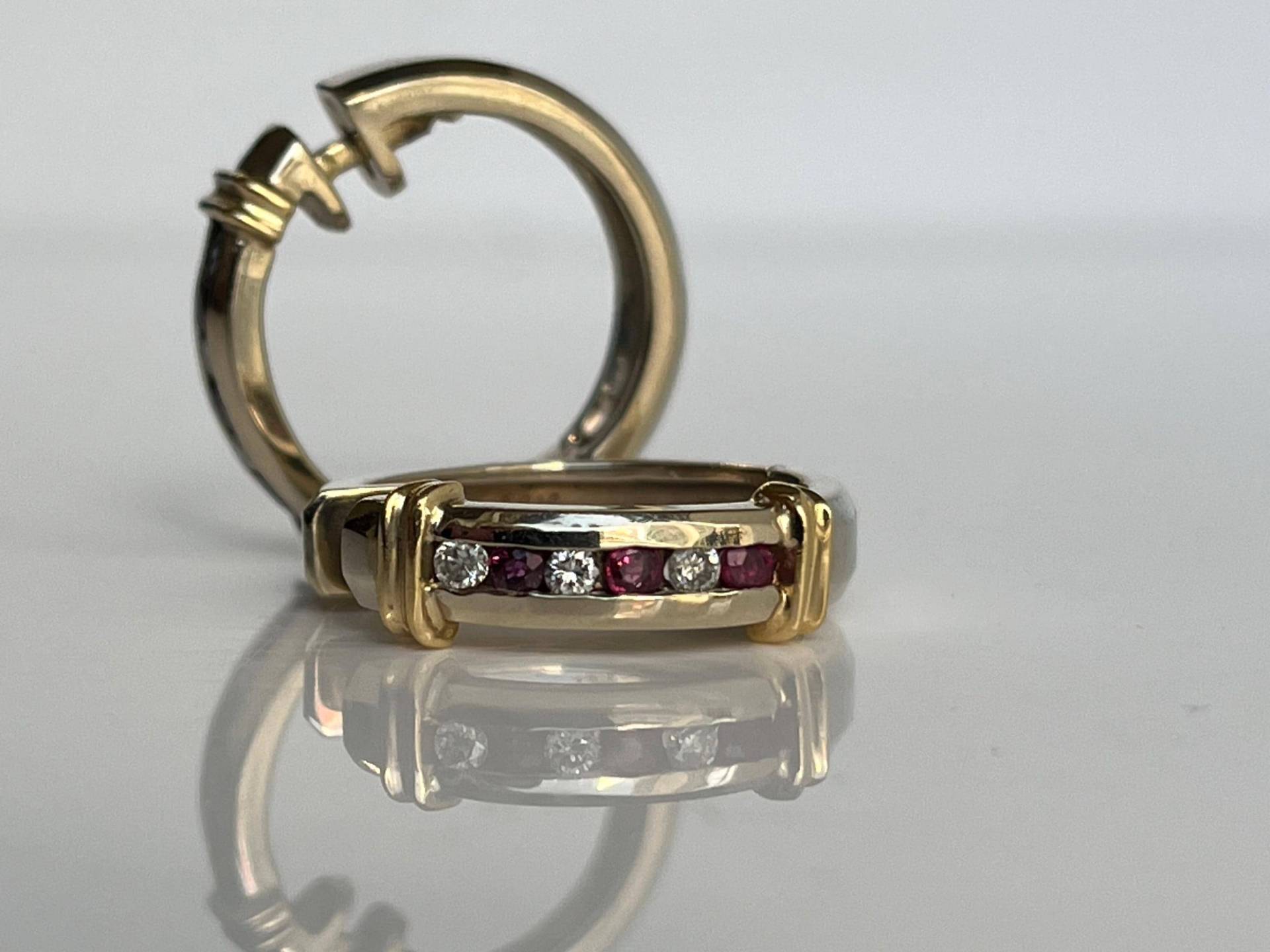 Vintage Zustand Zweifarbige 14K Weißgold Diamant Und Rubin Creolen Vintage Zustand Zweifarbige 14K Weißgold Diamant Und Rubin Creolen von luxurySFjewelry