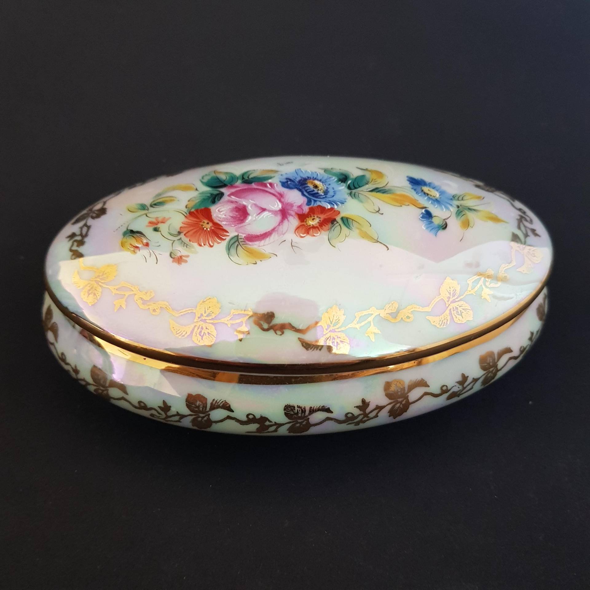Limoges Prachtvolle Ovale Deckeldose Schmuckdose Handbemalt Porcelaine D'art Aus Frankreich Limoges Prachtvolle Ovale Deckeldose Schmuckdose Handbemalt Porcelaine D'art Aus Frankreich von lwiedbeauty