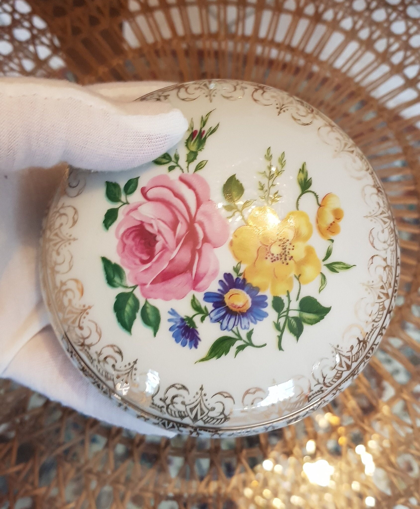 Limoges Wunderschöne Runde Kunstvolle Schmuckdose Mit Deckel Handbemalt Und Qualitätssiegel Limoges Wunderschöne Runde Kunstvolle Schmuckdose Mit Deckel Handbemalt Und Qualitätssiegel von lwiedbeauty