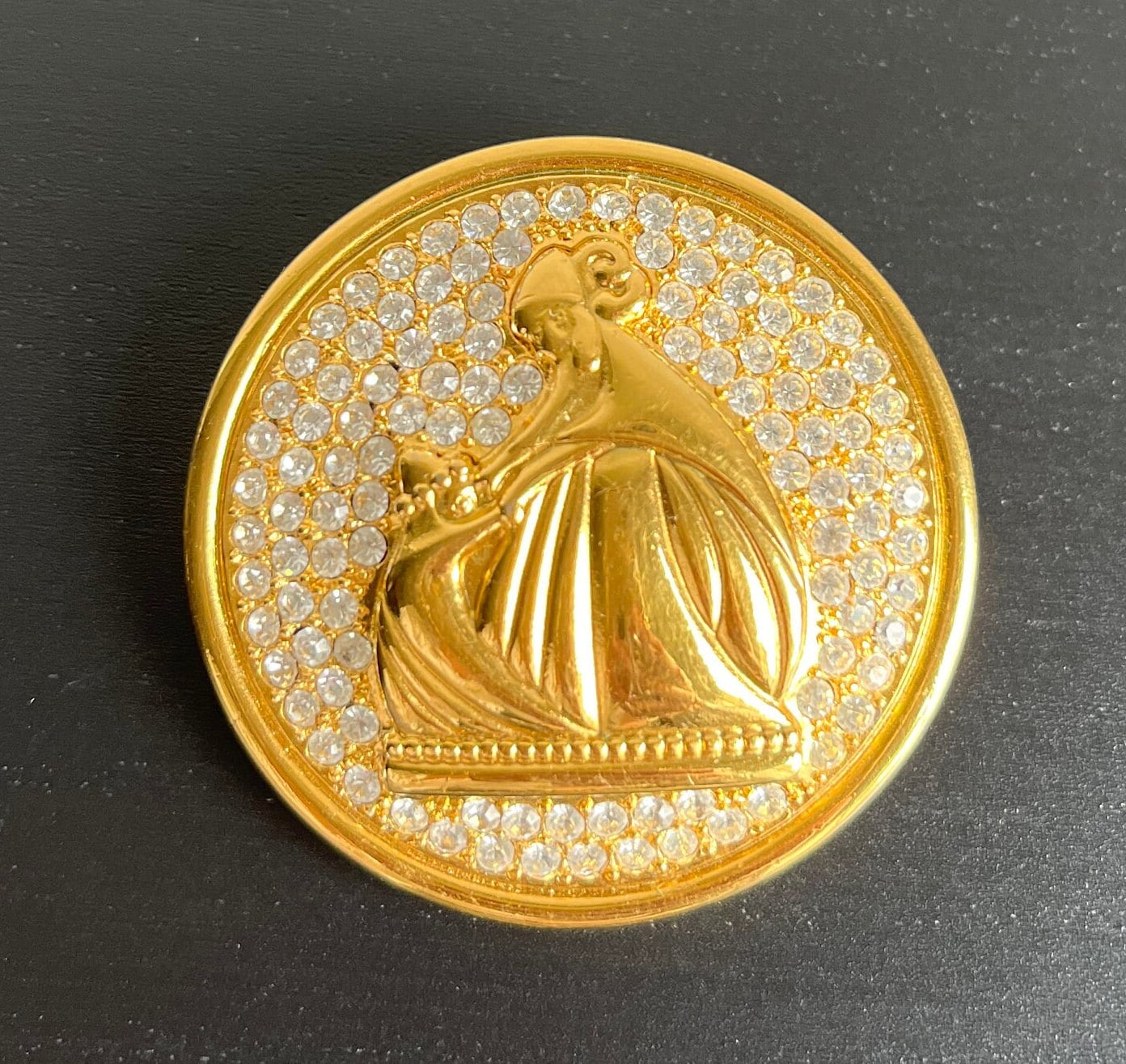 Vintage Brosche Rund Vergoldete Schmucklegierung Swarovski Kristalle Lanvin Vintage Brosche Rund Vergoldete Schmucklegierung Swarovski Kristalle Lanvin von lwiedbeauty