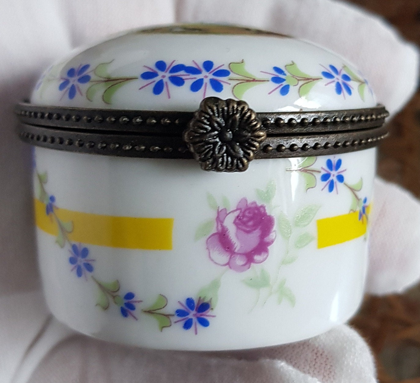 Vintage Kleine Porzellan Schmuckdose Rund Mit Deckel Limoges Handbemalt France Vintage Kleine Porzellan Schmuckdose Rund Mit Deckel Limoges Handbemalt France von lwiedbeauty