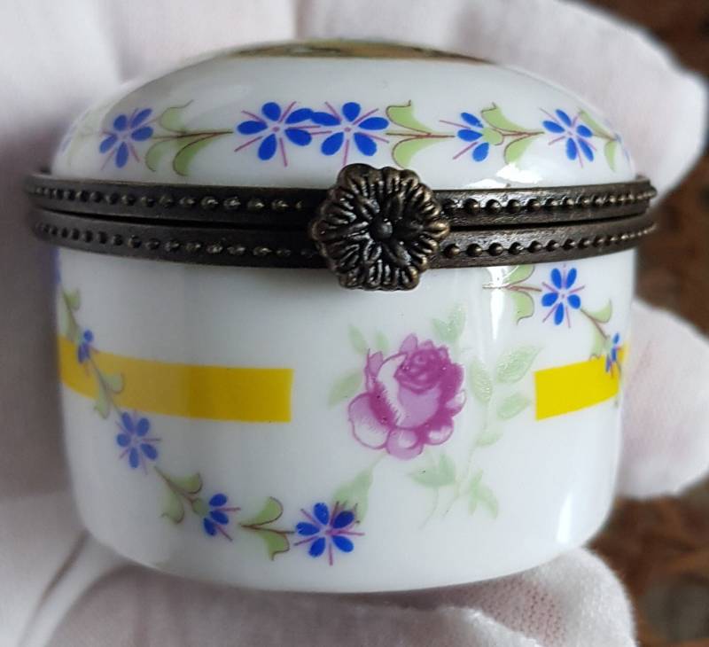 Vintage Kleine Porzellan Schmuckdose Rund Mit Deckel Limoges Handbemalt France Vintage Kleine Porzellan Schmuckdose Rund Mit Deckel Limoges Handbemalt France von lwiedbeauty