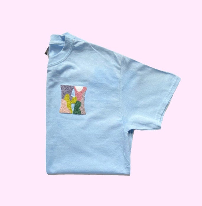 Handbesticktes Shirt X Initial Crewneck T-Shirt Bunt Bestickt Handbesticktes Shirt X Initial Crewneck T-Shirt Bunt Bestickt von lybri