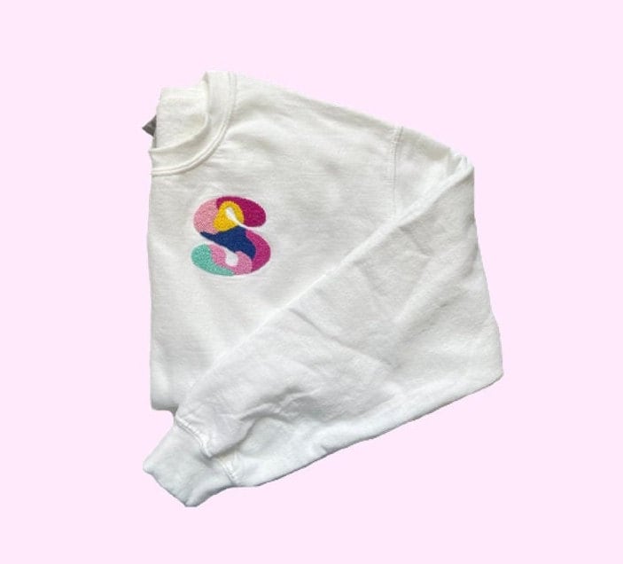 Handbesticktes X Initial Crewneck Sweatshirt Bunt Besticktes Groovy Handbesticktes X Initial Crewneck Sweatshirt Bunt Besticktes Groovy von lybri