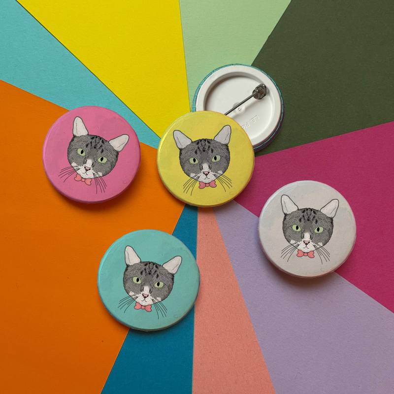 38mm Button Badge - Katze, Verschiedene Farben Verfügbar 38mm Button Badge - Katze, Verschiedene Farben Verfügbar von lydiameiying