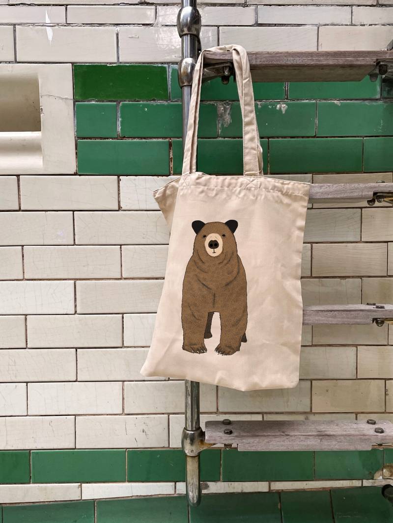 Tobi | Superweiche, Ethisch Produzierte Polyester-Einkaufstasche Mit Illustriertem Braunbär Tobi | Superweiche, Ethisch Produzierte Polyester-Einkaufstasche Mit Illustriertem Braunbär von lydiameiying