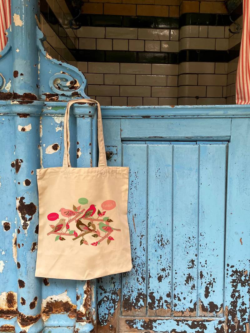 Tweet | Super Weicher, Fair Produzierter Polyester-Tote Mit Kawaii Bird Design Tweet | Super Weicher, Fair Produzierter Polyester-Tote Mit Kawaii Bird Design von lydiameiying