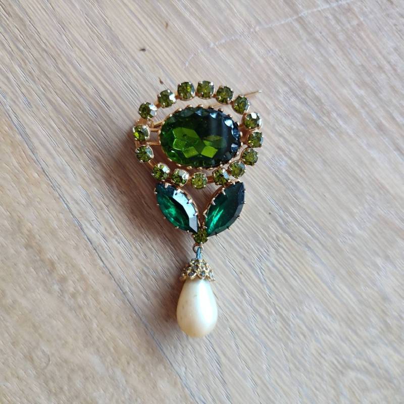 David Grau Seltene Vintage Dag Brosche 1940-1950-1960 Blütenblätter Kristalle 3 Verschiedene Leuchtende Grüntöne Und Perle - Signiertes Chance von lydieLYK