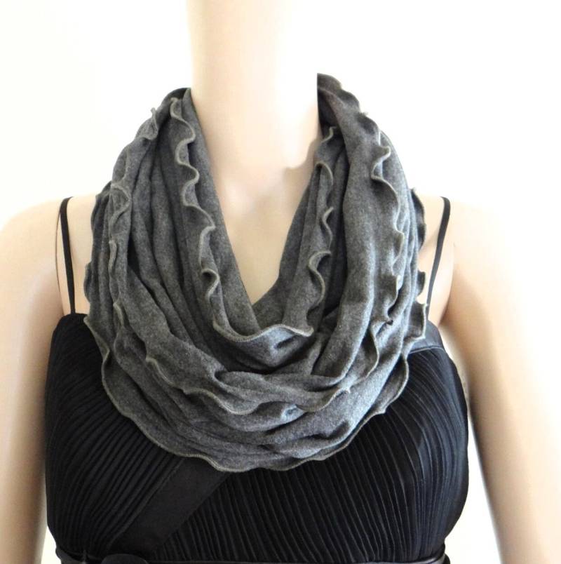 Dunkelgrauer Infinity Schal. Anthrazit-Grauer Loop. Schal Mit Rüschenkante. Weicher Baumwolle Spandex Loop von lynamobley2012