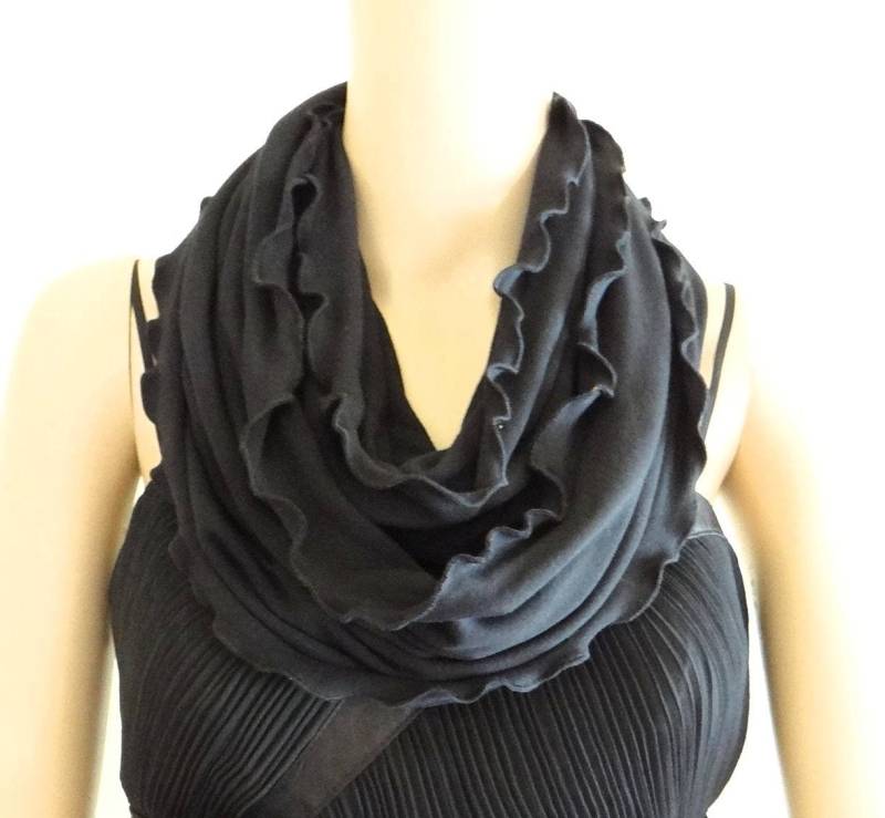 Schwarzer Loop-Schal. Schal Mit Rüschenkante. Weicher Baumwollschal. Fashion Infinity Schal von lynamobley2012