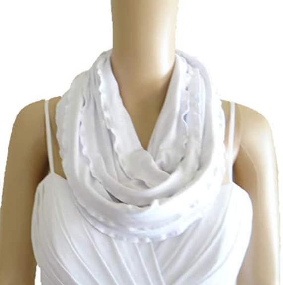 Weißer Infinity Schal. Schlauchschal in Weiß. Schal Mit Rüschenkante. Weicher Baumwolle Spandex Loop von lynamobley2012