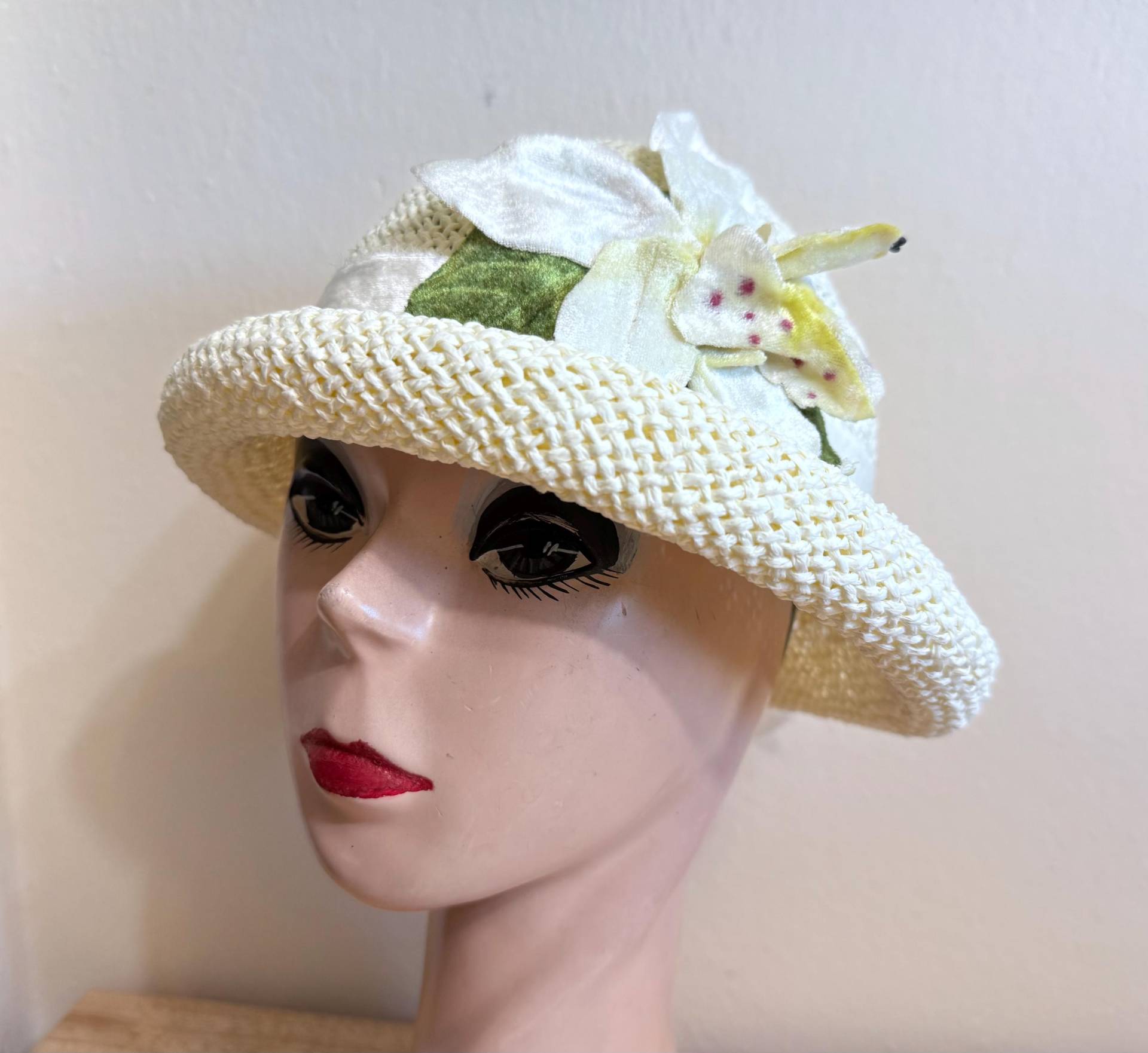 Creme Stroh Cloche Hut Vintage Samt Blume Trim, Verstellbare Ripsband Krawatte Creme Stroh Cloche Hut Vintage Samt Blume Trim, Verstellbare Ripsband Krawatte von lyndahats
