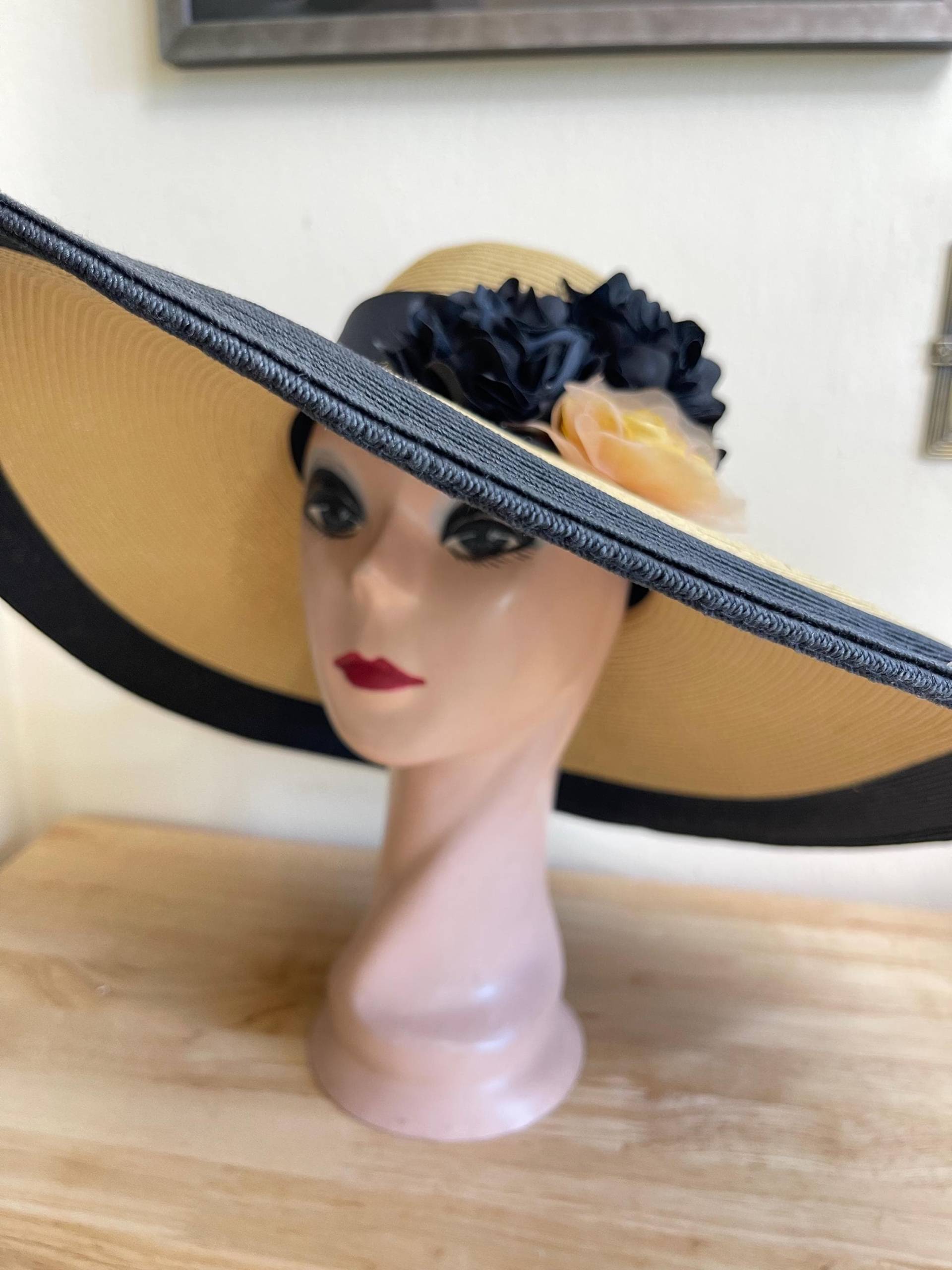 Sonnenhut Mit Breiter Krempe Aus Toyo-stroh in Hellbraun Und Schwarz Im Kentucky Derby-stil Sonnenhut Mit Breiter Krempe Aus Toyo-stroh in Hellbraun Und Schwarz Im Kentucky Derby-stil von lyndahats