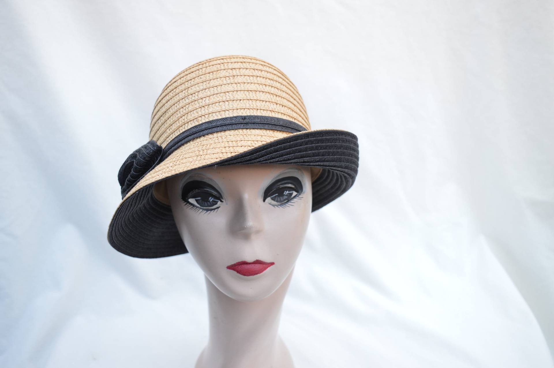 Vintage Inspirierte Beige/Schwarze Stroh Cloche Hut Mit Schleife Vintage Inspirierte Beige/Schwarze Stroh Cloche Hut Mit Schleife von lyndahats