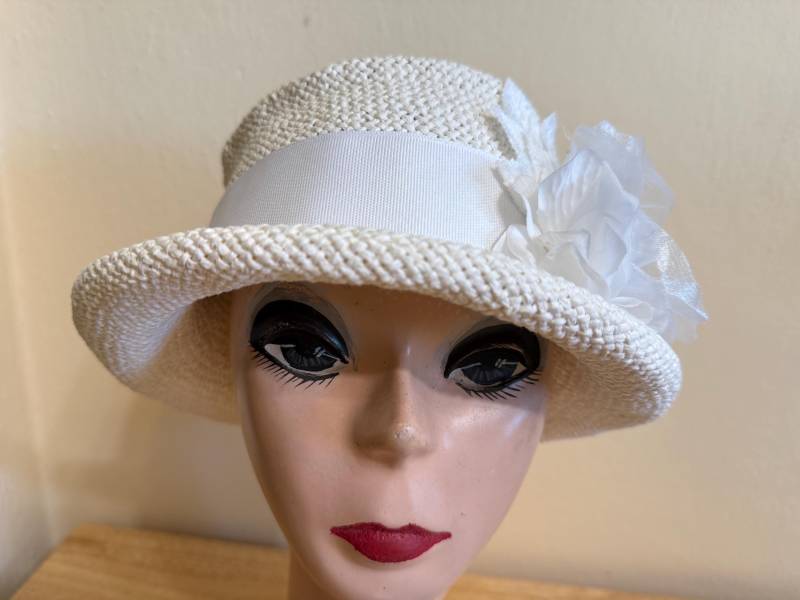 Weiß Toyo Stroh Cloche Hat Downton Abtei Stil Mit Seide Rose von lyndahats