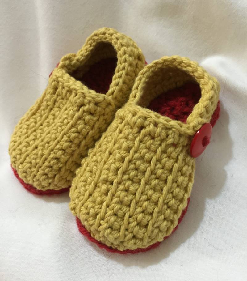 Gehäkelte Baby Booties 0-6 Monate Gelb Rot Loafers Mit Knopf Quiltsy Handarbeit von lynndalou