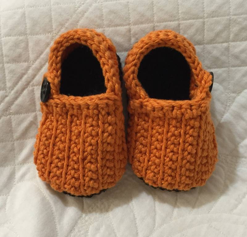 Gehäkelte Baby Booties Orange Und Schwarze Loafers Mit Vintage Knopf Quiltsy Handmade von lynndalou