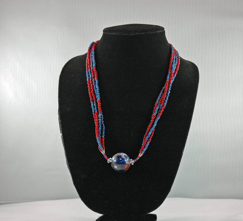 Blau Und Rot Perlen Halskette Mit Mittelstein Blau Und Rot Perlen Halskette Mit Mittelstein von lyricaljewelrybydmc