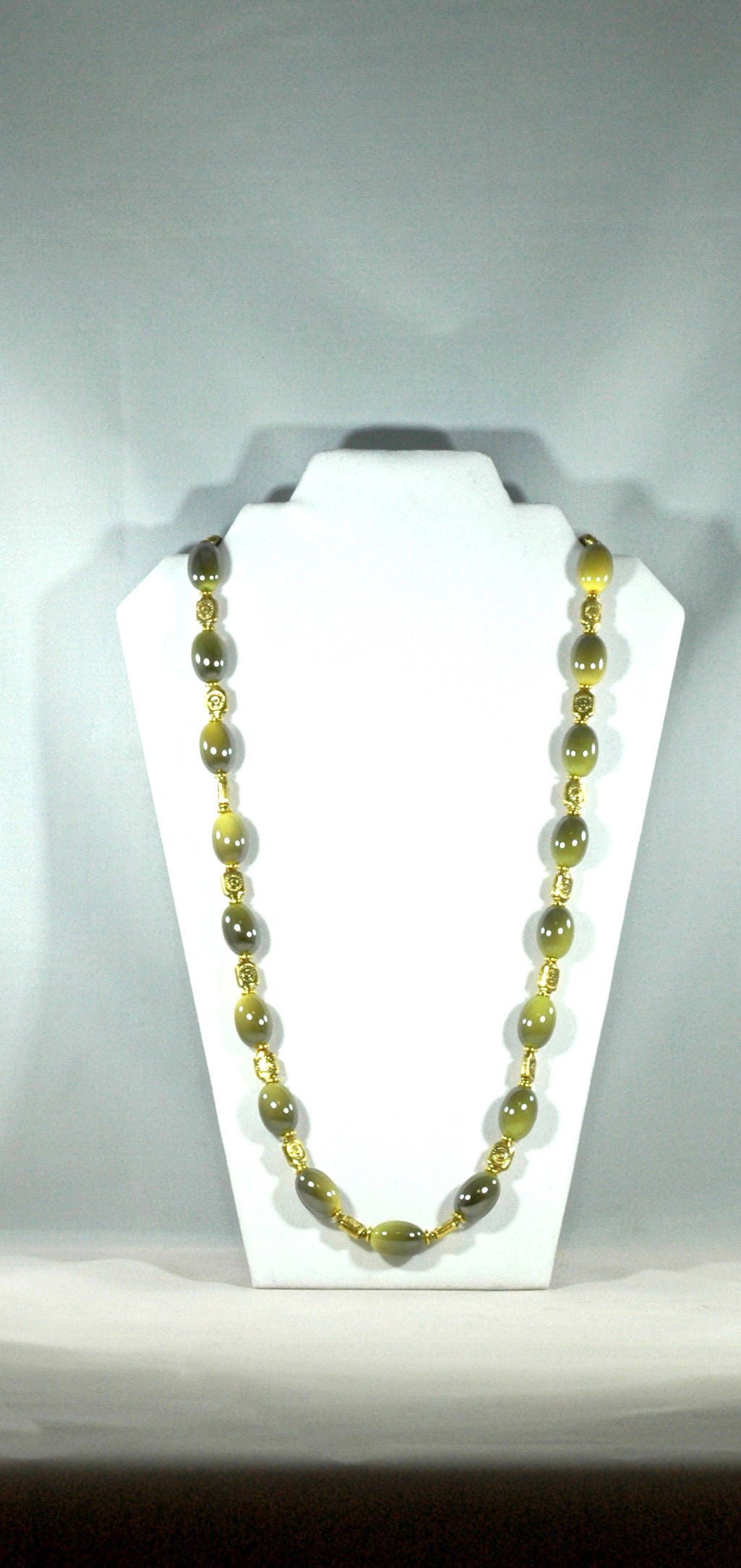 Grün Und Gold Kugeln Perlen Lange Halskette Grün Und Gold Kugeln Perlen Lange Halskette von lyricaljewelrybydmc