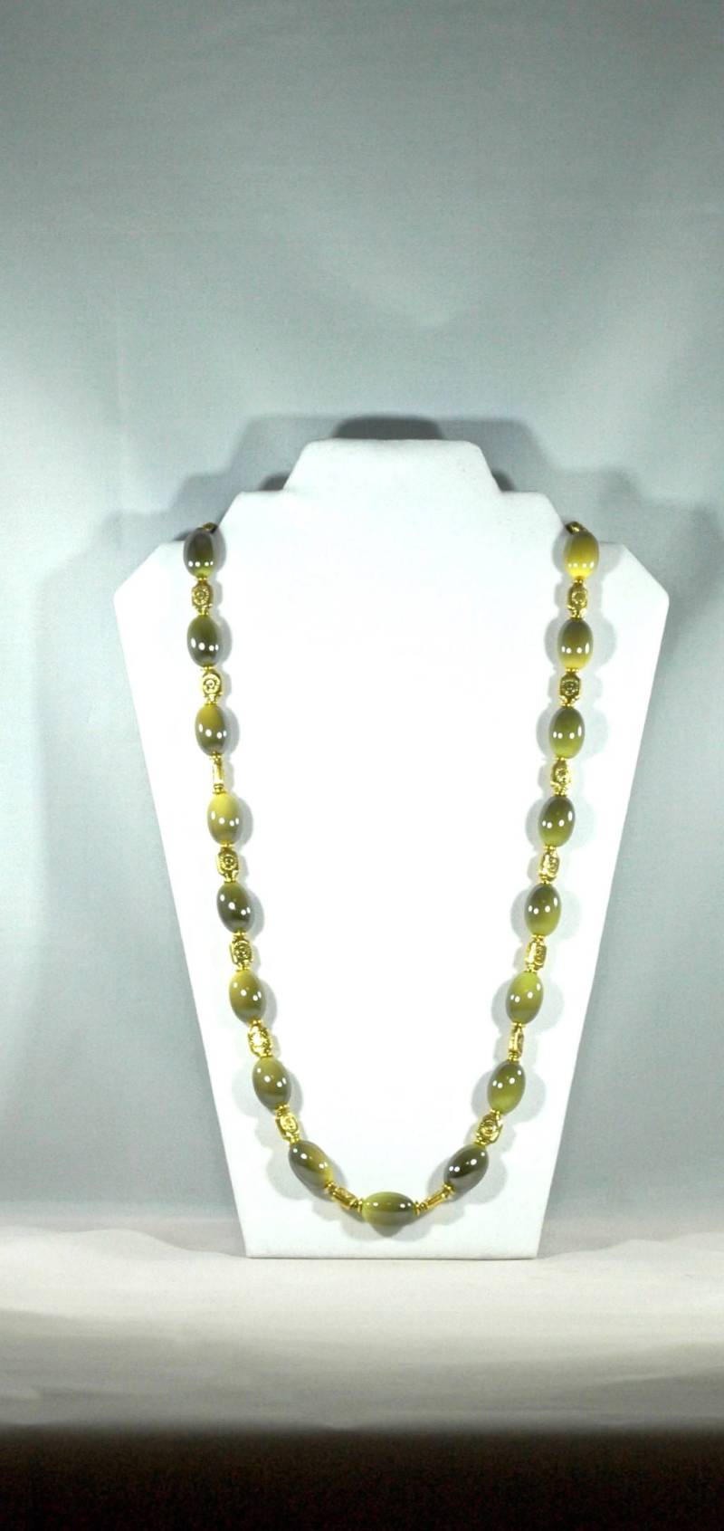 Grün Und Gold Kugeln Perlen Lange Halskette Grün Und Gold Kugeln Perlen Lange Halskette von lyricaljewelrybydmc