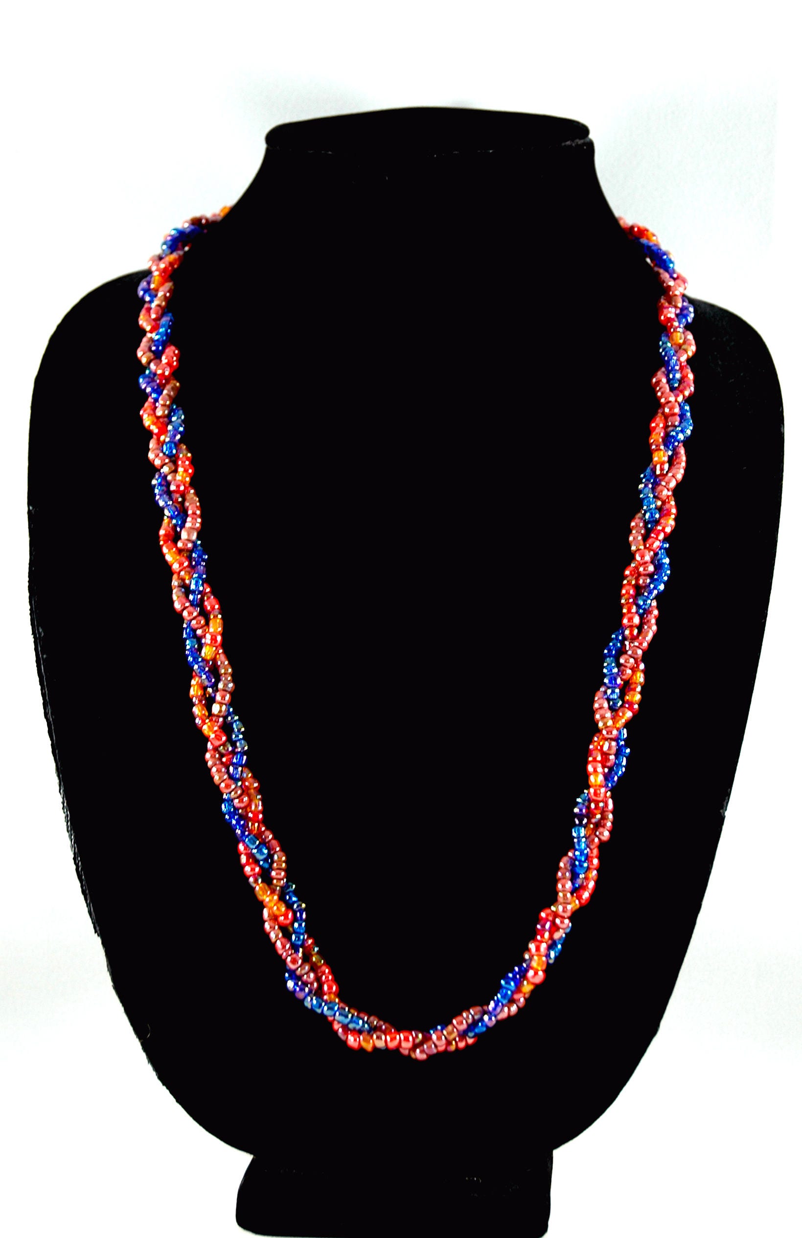 Rot Und Blau Geflochtene Perlenkette Rot Und Blau Geflochtene Perlenkette von lyricaljewelrybydmc