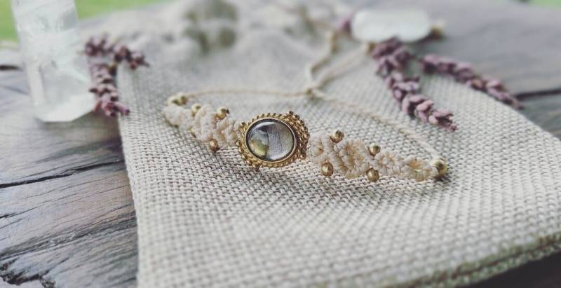Makramee-Armbänder Mit Natursteinen - Amethyst, Mondstein Oder Labradorit | Handgefertigter Schmuck von mARTtika