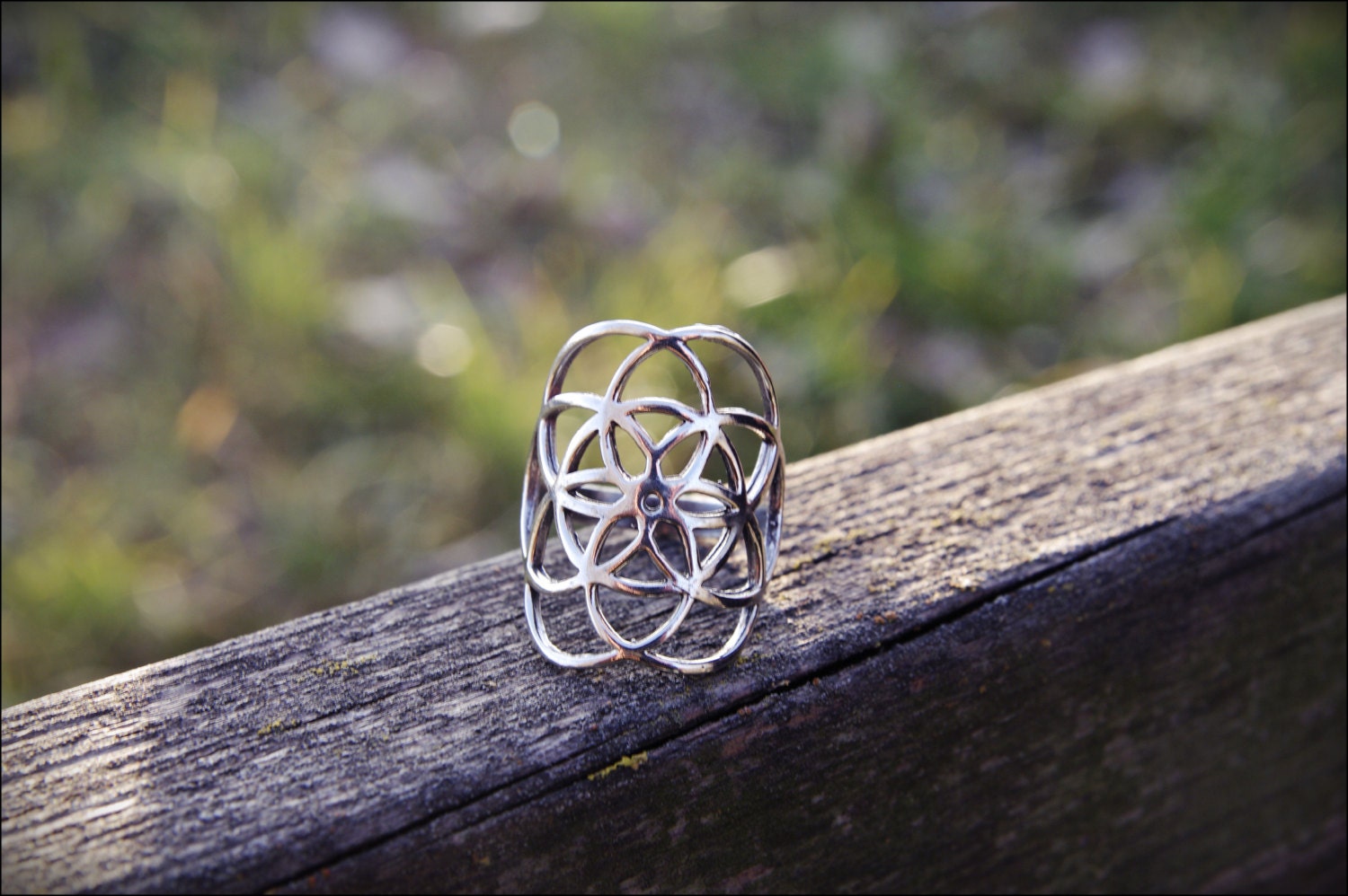 stammes-Mandala-Ring Mit Samen Des Lebens-Designs stammes-Mandala-Ring Mit Samen Des Lebens-Designs von mARTtika