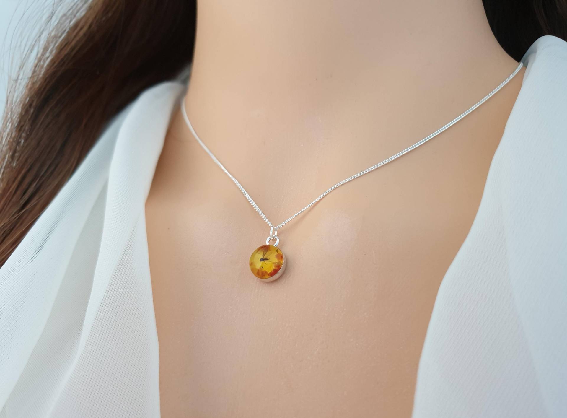 Bernstein Kette Mit Mücke Insekt Anhänger, Amber Cabochon Runde Moderne Form, Halskette Echt 925 Sterling Silber Schmuck, in Wunschlänge von mArteShop