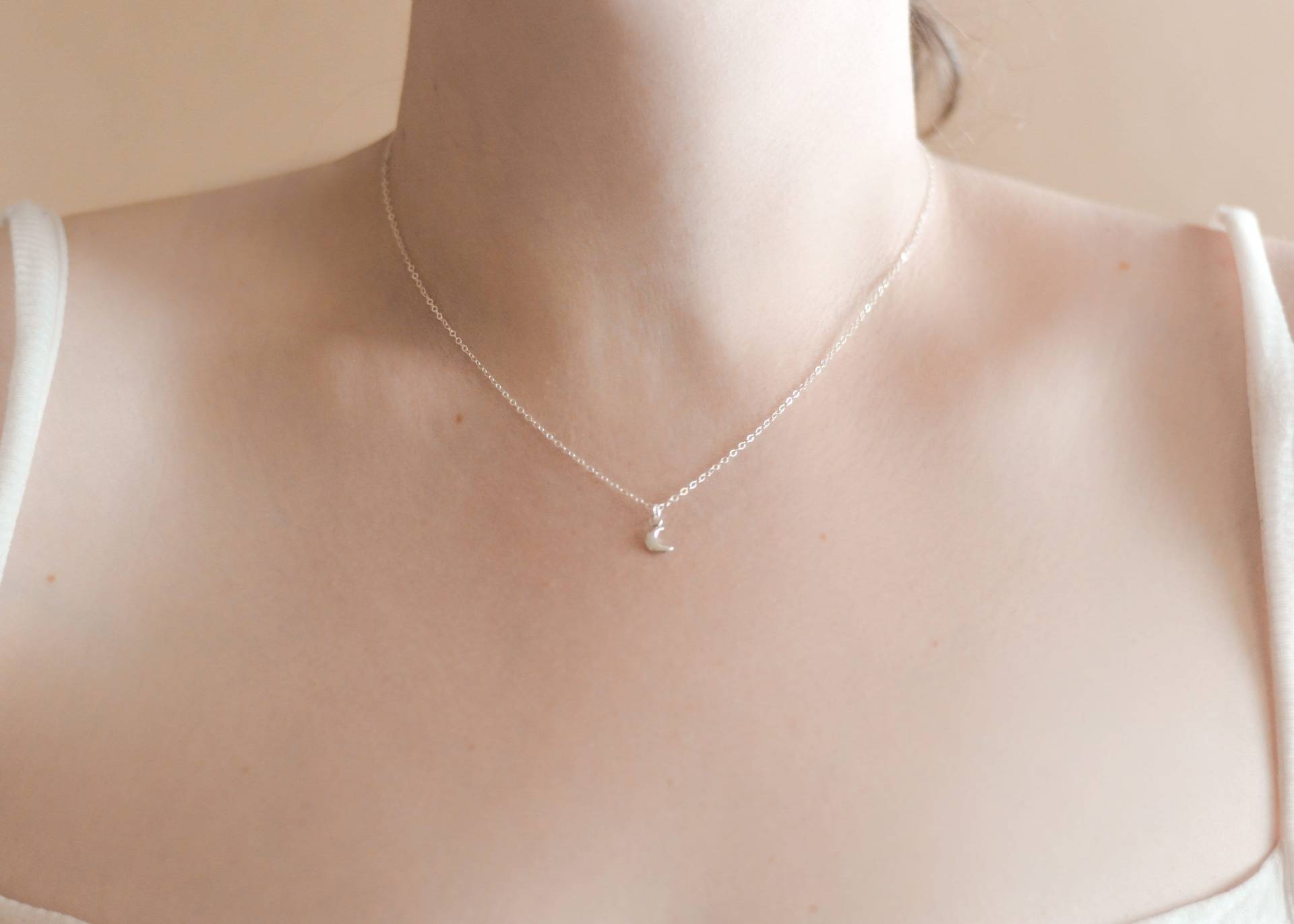 Halbmond Halskette. Sterling Silber. Funkelnde Halskette Mit Kleinem Prallen Mond. Hellblau. Mondschein Mondphase Schmuck Halbmond Halskette. Sterling Silber. Funkelnde Halskette Mit Kleinem Prallen Mond. Hellblau. Mondschein Mondphase Schmuck von mLightly