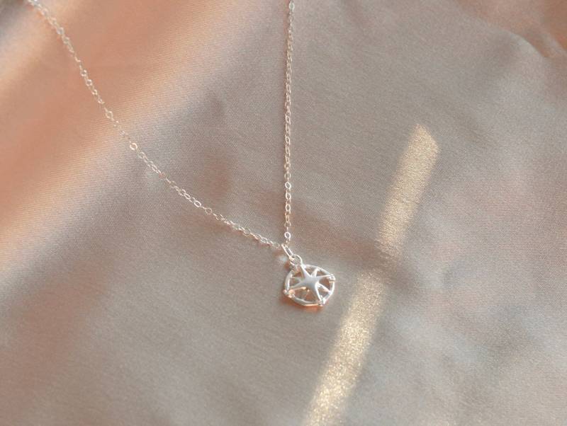Halskette Des Reisenden. Sterling Silber Kompass, Himmelsrichtung. Wanderfolk Fernweh Reisen. Schmuck Für Reisende Nomaden Vagabond Jet Set Halskette Des Reisenden. Sterling Silber Kompass, Himmelsrichtung. Wanderfolk Fernweh Reisen. Schmuck Für Reisende Nomaden Vagabond Jet Set von mLightly