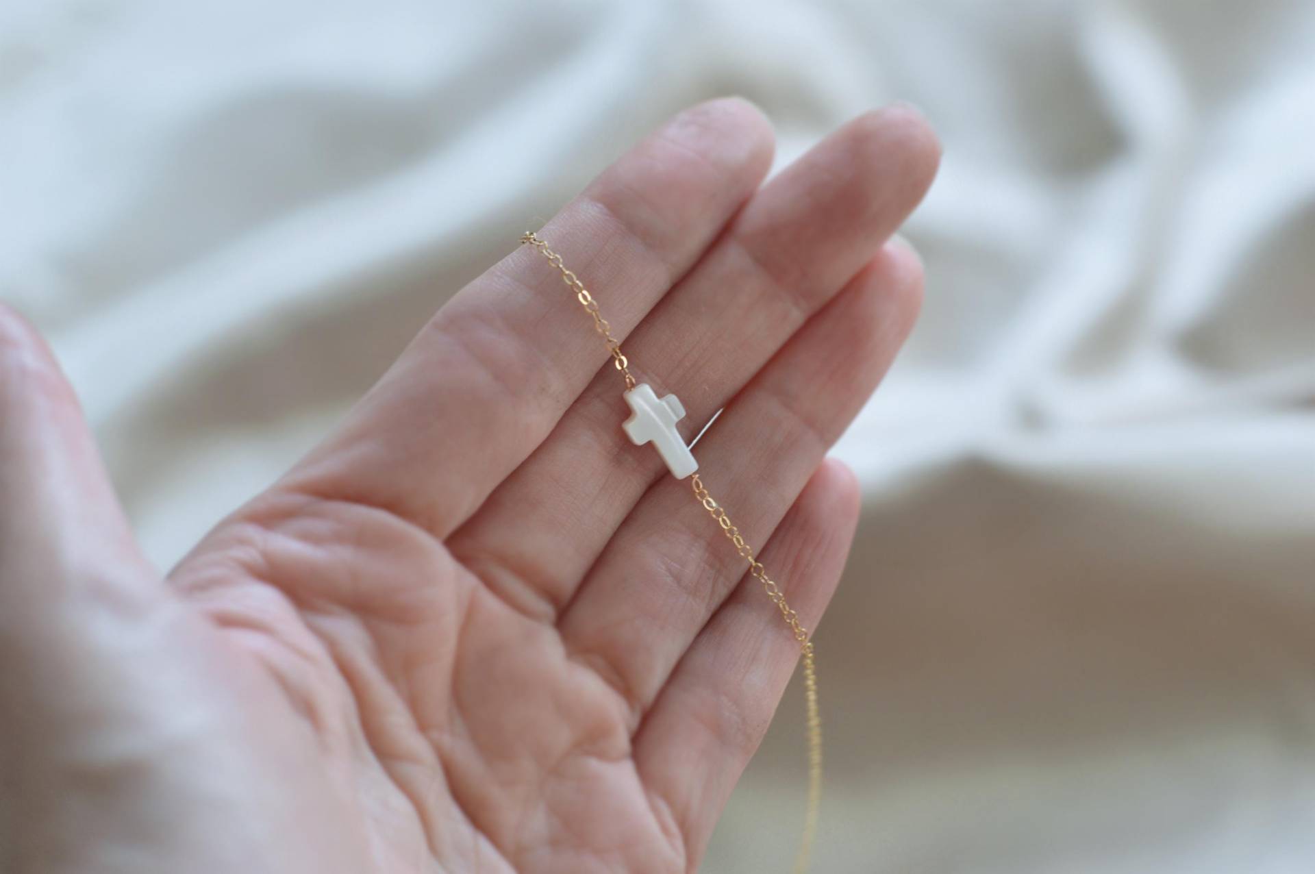 Kreuz-Halskette Aus Perlmutt. 14Kt Gold Filled Oder 925Er Silber. Zierliche Funkelnde Kette Und Perlmutt Schillernder Religiöser Schmuck Für Sie von mLightly